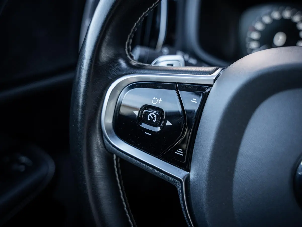 2.0 T8 Recharge AWD R-Design - HEICO Pack l ACC l Pano l H/Kardon l Memory