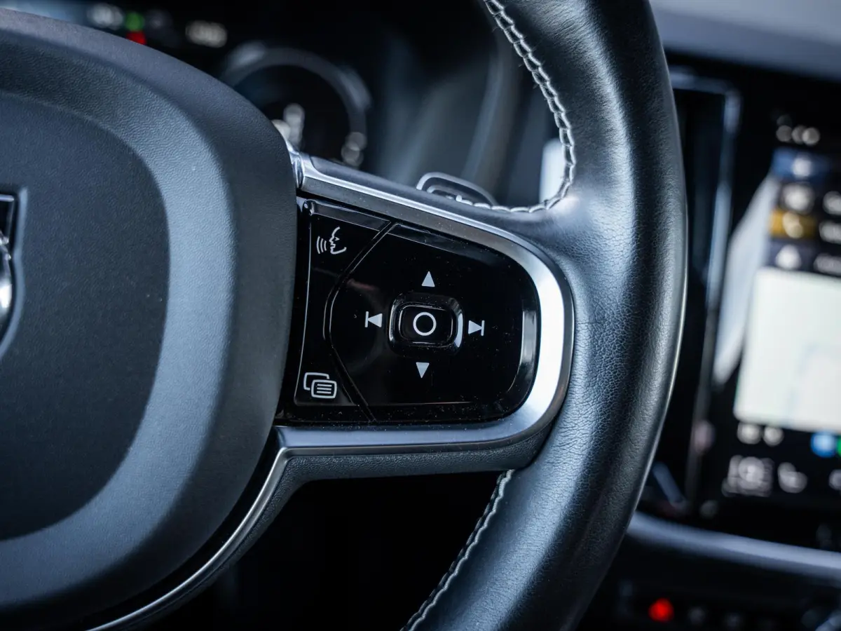 2.0 T8 Recharge AWD R-Design - HEICO Pack l ACC l Pano l H/Kardon l Memory