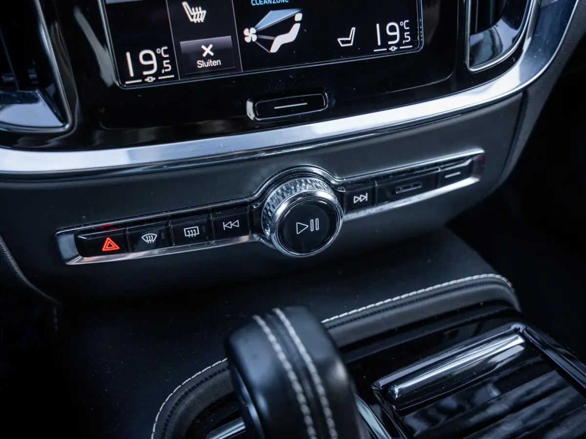 2.0 T8 Recharge AWD R-Design - HEICO Pack l ACC l Pano l H/Kardon l Memory