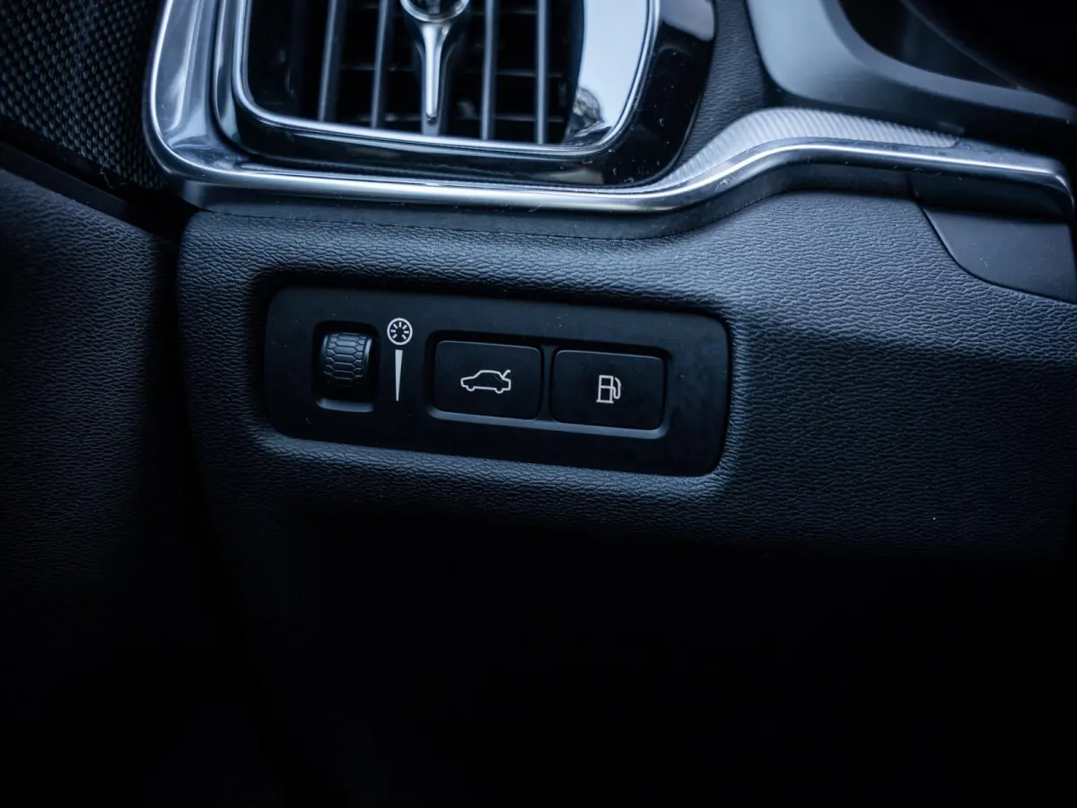 2.0 T8 Recharge AWD R-Design - HEICO Pack l ACC l Pano l H/Kardon l Memory