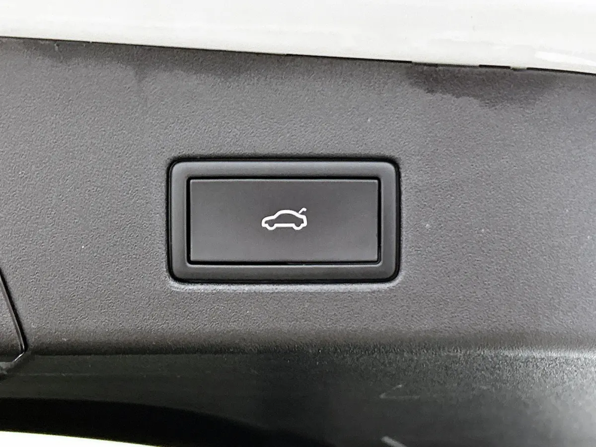 First Max 77 kWh | SoH ... | Panorama Dak | Ergo Stoelen (Memory) | Parkeercamera | Stoel en Stuurwielverwarming | Elektrische Kofferbak | Carplay / Android Auto | Navigatie