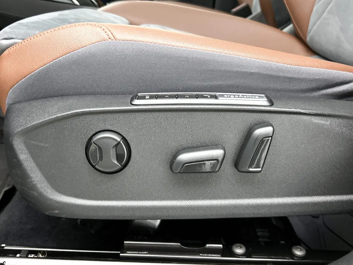 First Max 77 kWh | SoH ... | Panorama Dak | Ergo Stoelen (Memory) | Parkeercamera | Stoel en Stuurwielverwarming | Elektrische Kofferbak | Carplay / Android Auto | Navigatie