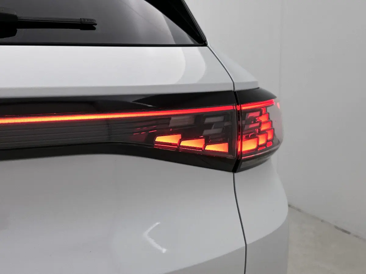 First Max 77 kWh | SoH ... | Panorama Dak | Ergo Stoelen (Memory) | Parkeercamera | Stoel en Stuurwielverwarming | Elektrische Kofferbak | Carplay / Android Auto | Navigatie