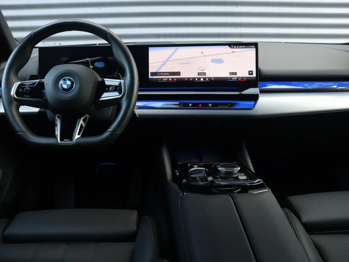 530e xDrive | M Sportpakket | Trekhaak | Driving Assistant Plus | Harman Kardon | Parking Assistant | Getint Glas | SoH 100% | 19'' LMV