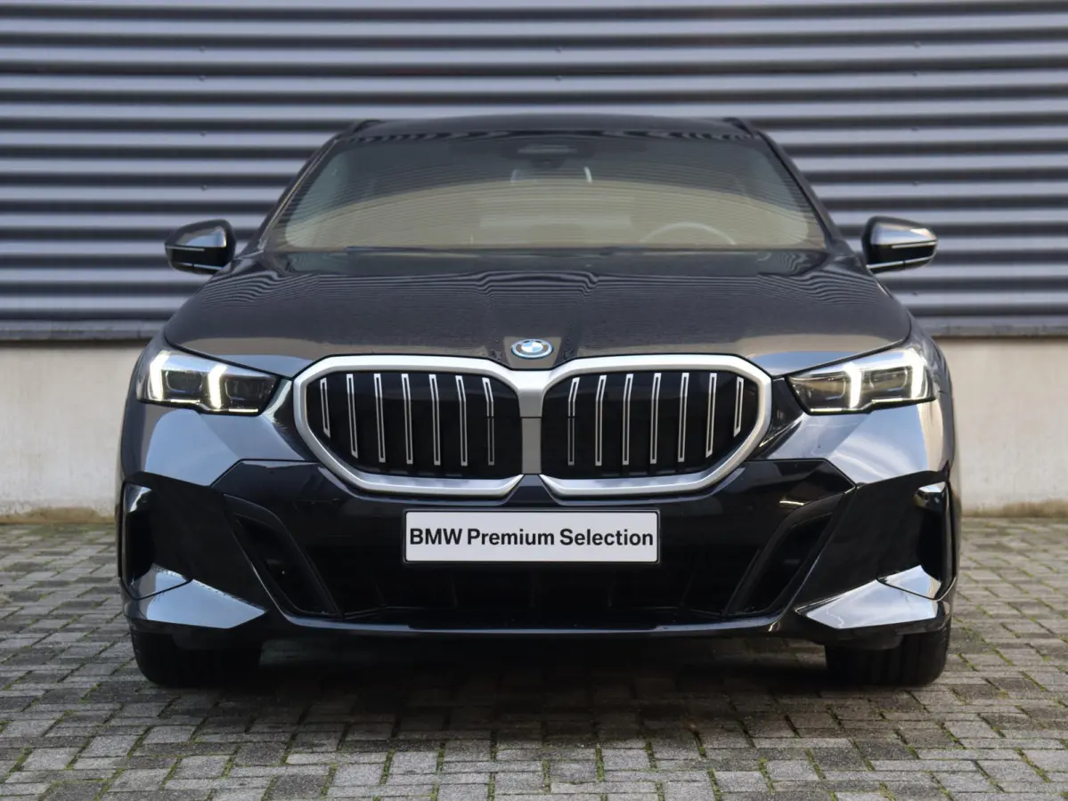 530e xDrive | M Sportpakket | Trekhaak | Driving Assistant Plus | Harman Kardon | Parking Assistant | Getint Glas | SoH 100% | 19'' LMV