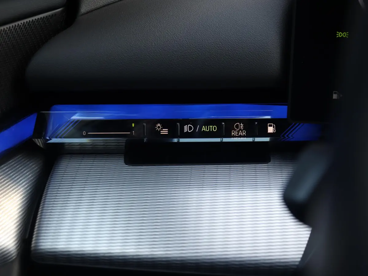 530e xDrive | M Sportpakket | Trekhaak | Driving Assistant Plus | Harman Kardon | Parking Assistant | Getint Glas | SoH 100% | 19'' LMV