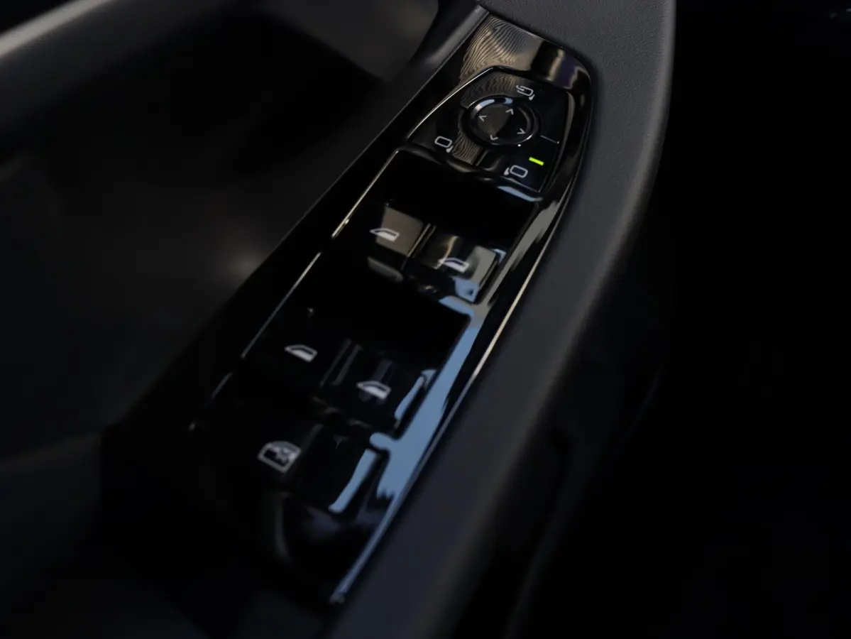 530e xDrive | M Sportpakket | Trekhaak | Driving Assistant Plus | Harman Kardon | Parking Assistant | Getint Glas | SoH 100% | 19'' LMV