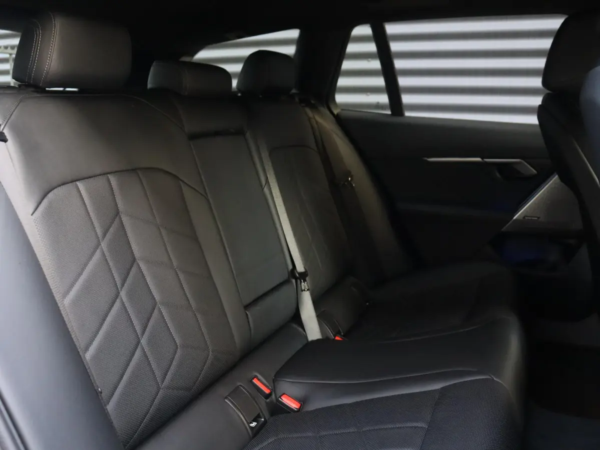 530e xDrive | M Sportpakket | Trekhaak | Driving Assistant Plus | Harman Kardon | Parking Assistant | Getint Glas | SoH 100% | 19'' LMV