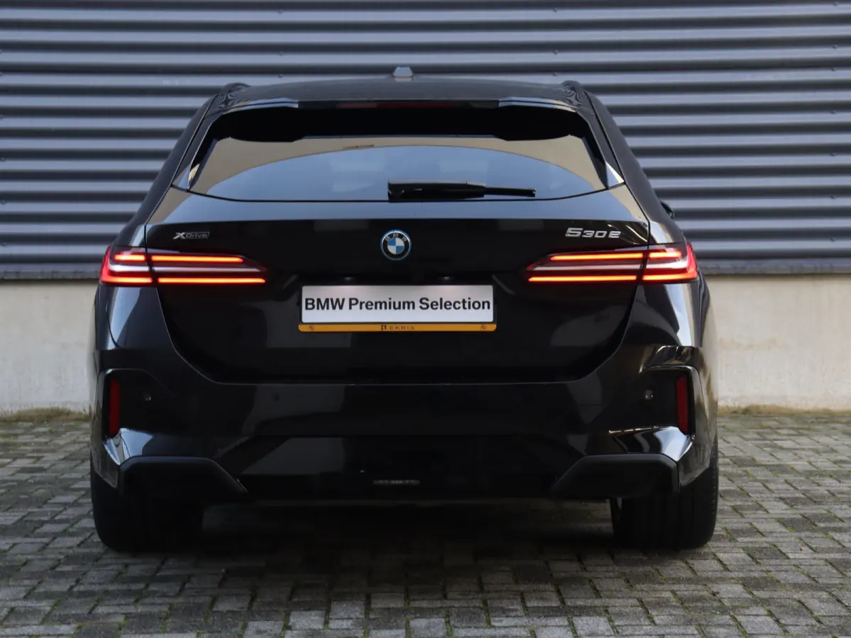 530e xDrive | M Sportpakket | Trekhaak | Driving Assistant Plus | Harman Kardon | Parking Assistant | Getint Glas | SoH 100% | 19'' LMV