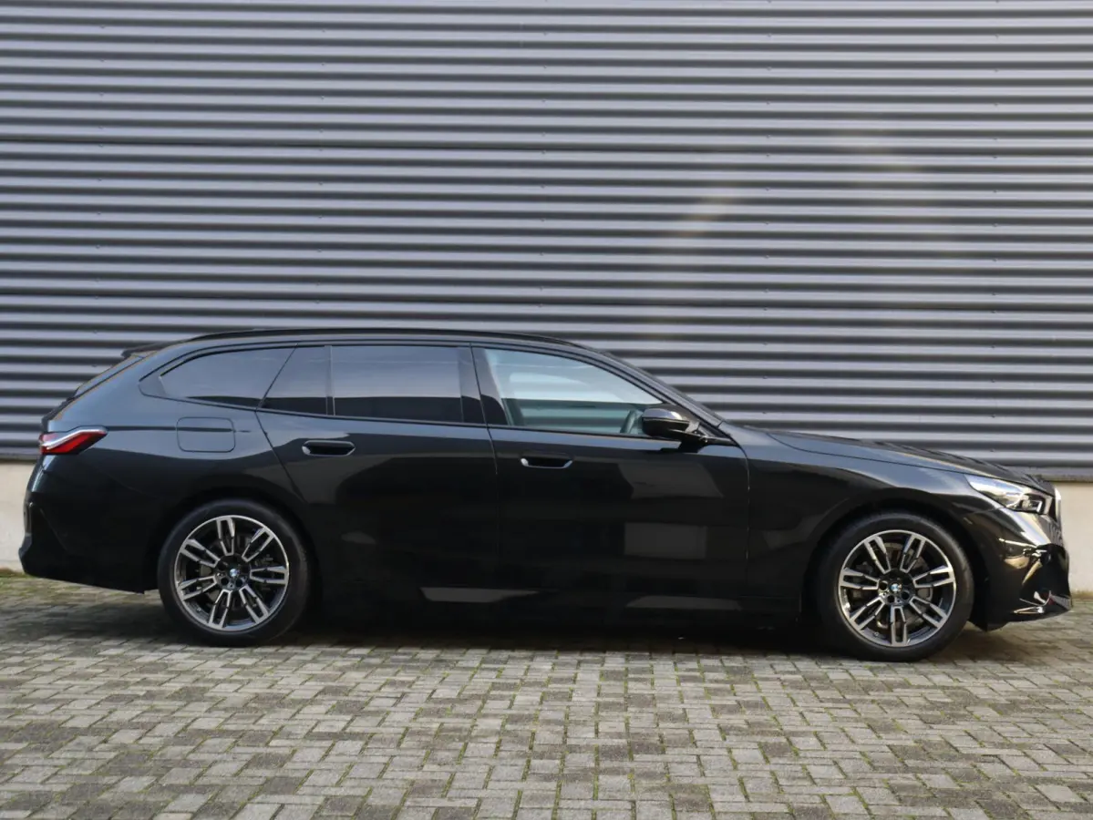 530e xDrive | M Sportpakket | Trekhaak | Driving Assistant Plus | Harman Kardon | Parking Assistant | Getint Glas | SoH 100% | 19'' LMV