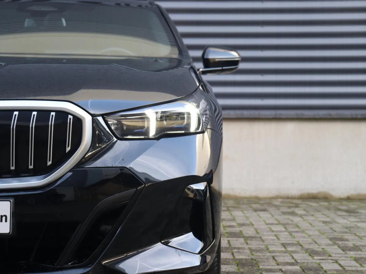 530e xDrive | M Sportpakket | Trekhaak | Driving Assistant Plus | Harman Kardon | Parking Assistant | Getint Glas | SoH 100% | 19'' LMV