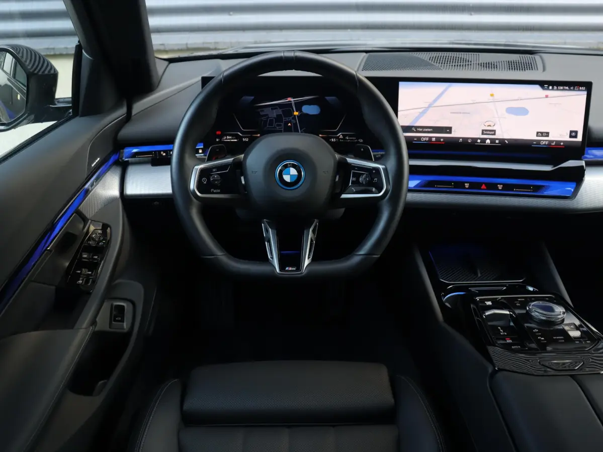530e xDrive | M Sportpakket | Trekhaak | Driving Assistant Plus | Harman Kardon | Parking Assistant | Getint Glas | SoH 100% | 19'' LMV