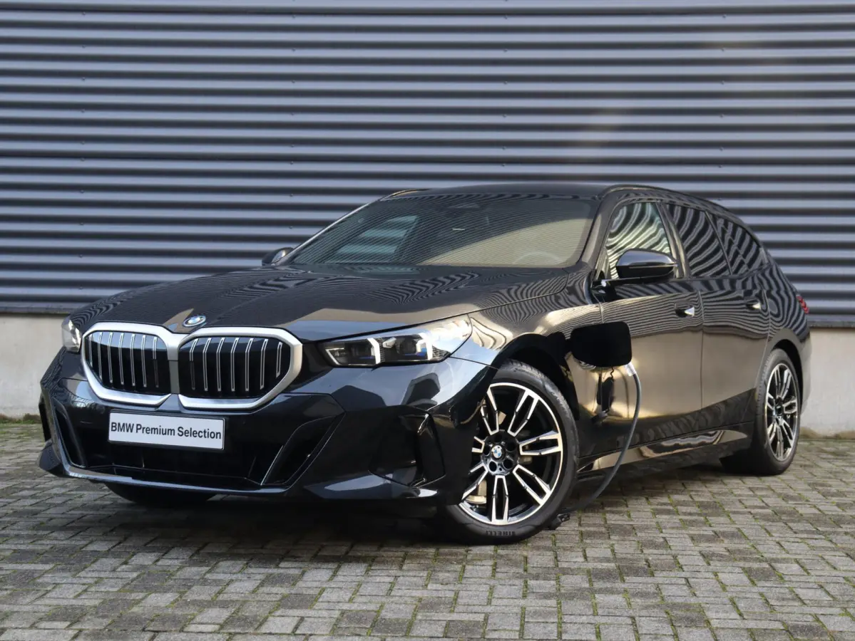 530e xDrive | M Sportpakket | Trekhaak | Driving Assistant Plus | Harman Kardon | Parking Assistant | Getint Glas | SoH 100% | 19'' LMV