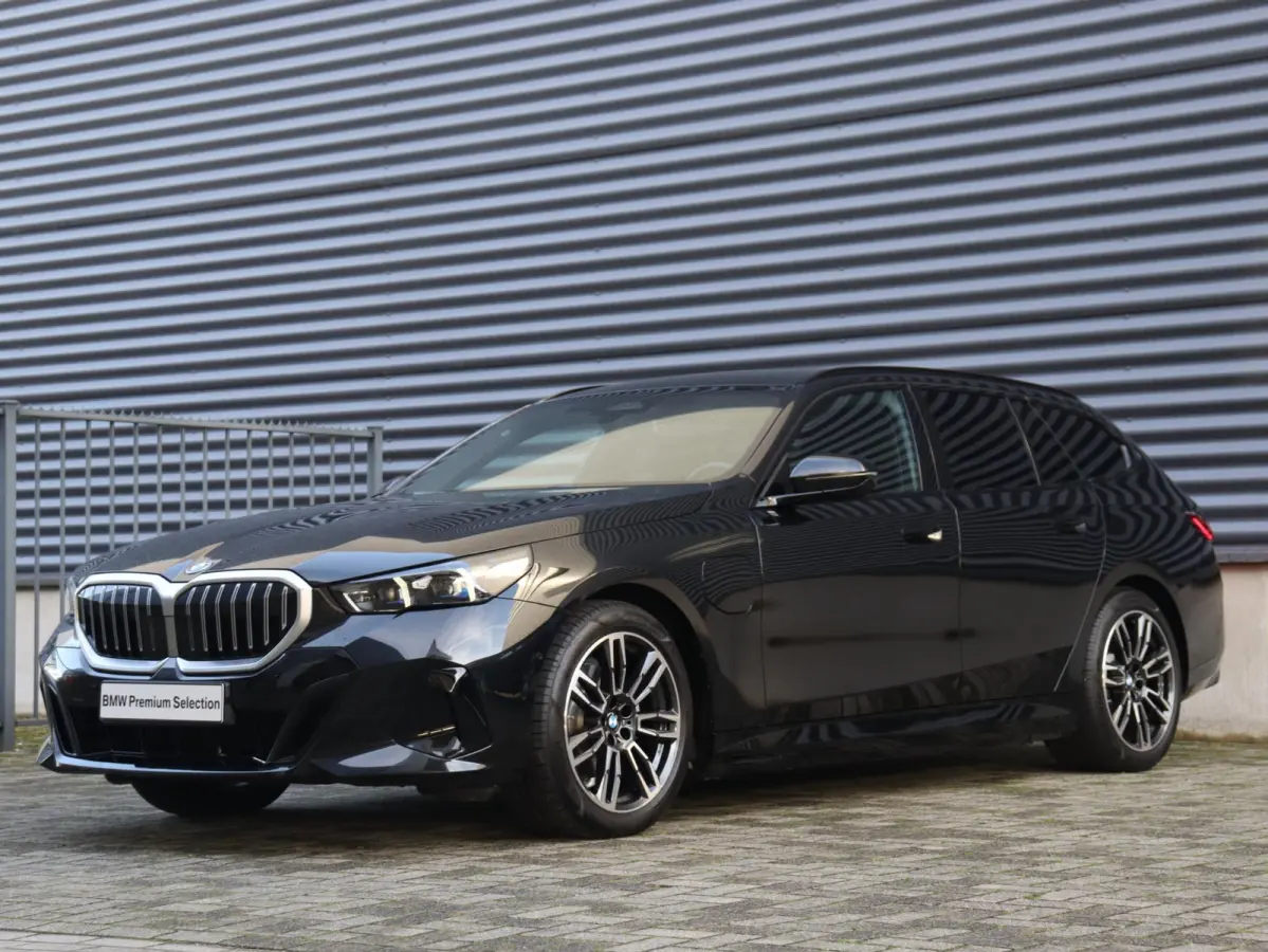 530e xDrive | M Sportpakket | Trekhaak | Driving Assistant Plus | Harman Kardon | Parking Assistant | Getint Glas | SoH 100% | 19'' LMV