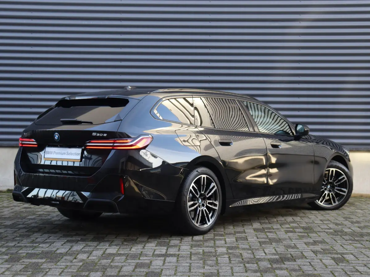 530e xDrive | M Sportpakket | Trekhaak | Driving Assistant Plus | Harman Kardon | Parking Assistant | Getint Glas | SoH 100% | 19'' LMV