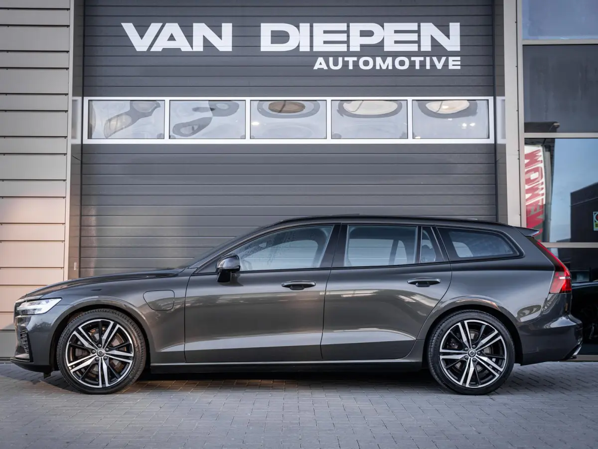 2.0 T8 Recharge AWD R-Design - Pano l ACC l 19'' l 360cam l Memory l HUD