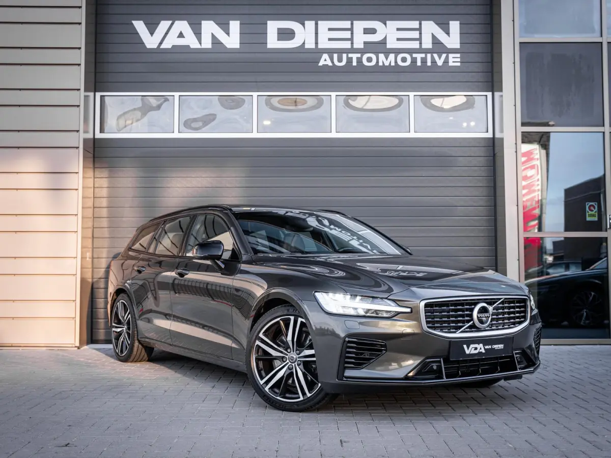 2.0 T8 Recharge AWD R-Design - Pano l ACC l 19'' l 360cam l Memory l HUD
