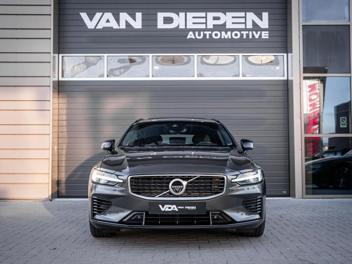 2.0 T8 Recharge AWD R-Design - Pano l ACC l 19'' l 360cam l Memory l HUD