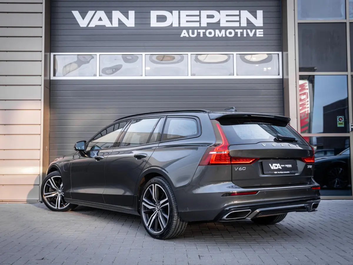 2.0 T8 Recharge AWD R-Design - Pano l ACC l 19'' l 360cam l Memory l HUD