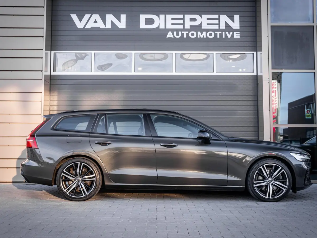 2.0 T8 Recharge AWD R-Design - Pano l ACC l 19'' l 360cam l Memory l HUD