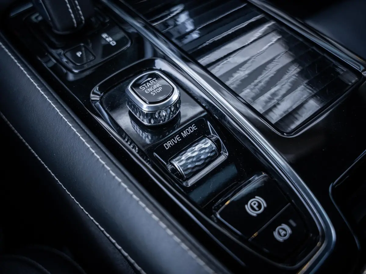 2.0 T8 Recharge AWD R-Design - Pano l ACC l 19'' l 360cam l Memory l HUD