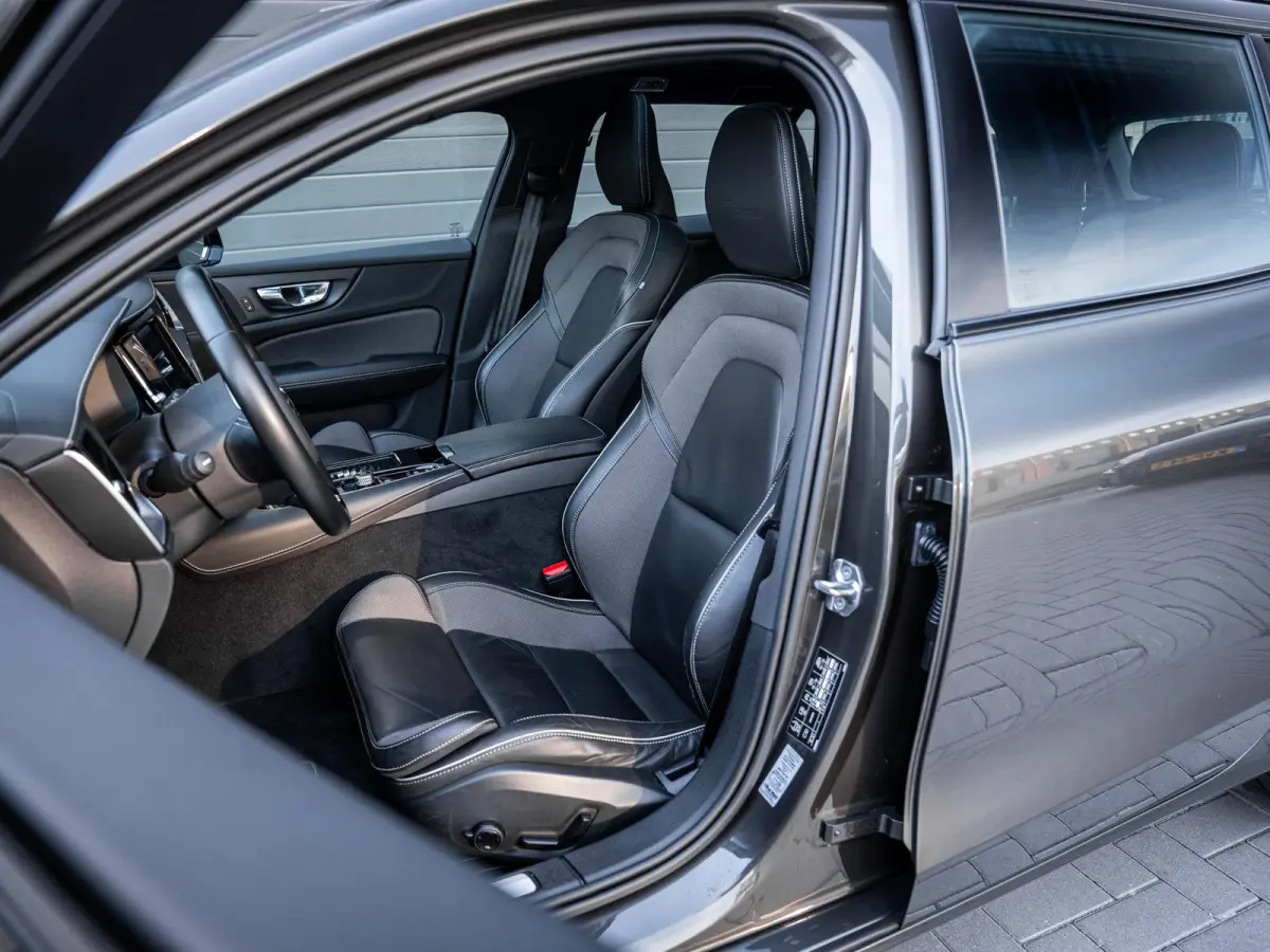 2.0 T8 Recharge AWD R-Design - Pano l ACC l 19'' l 360cam l Memory l HUD