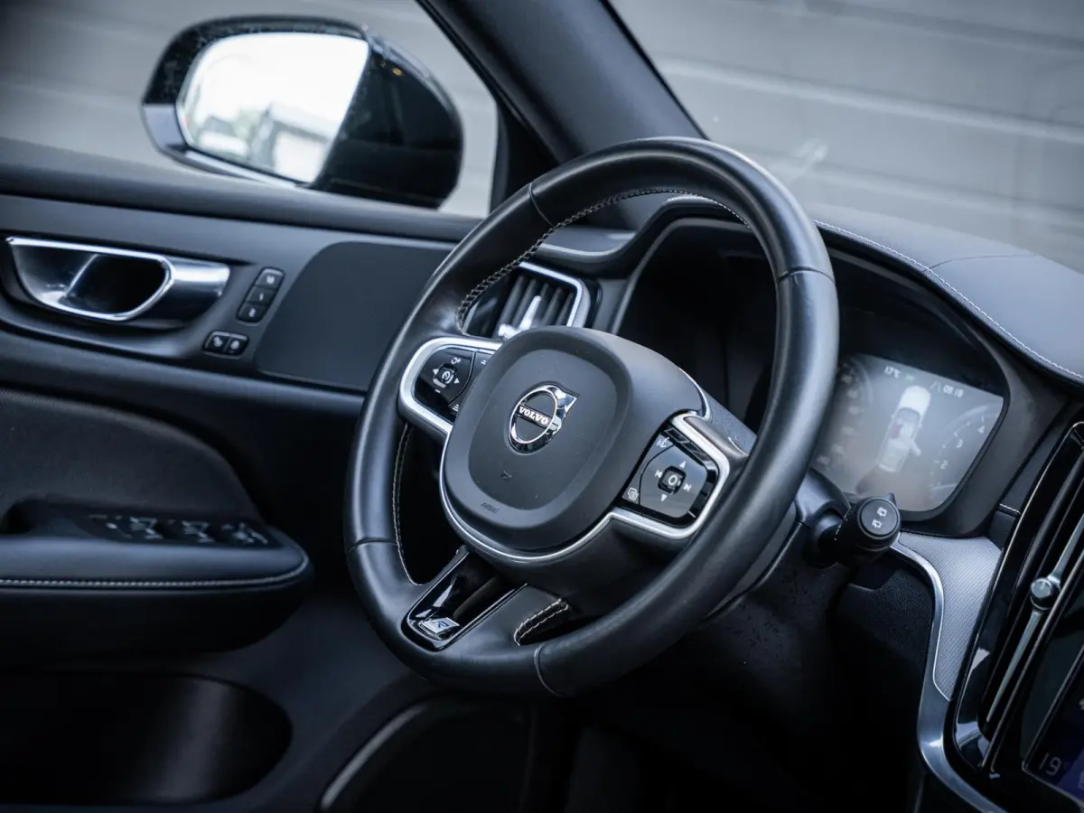 2.0 T8 Recharge AWD R-Design - Pano l ACC l 19'' l 360cam l Memory l HUD