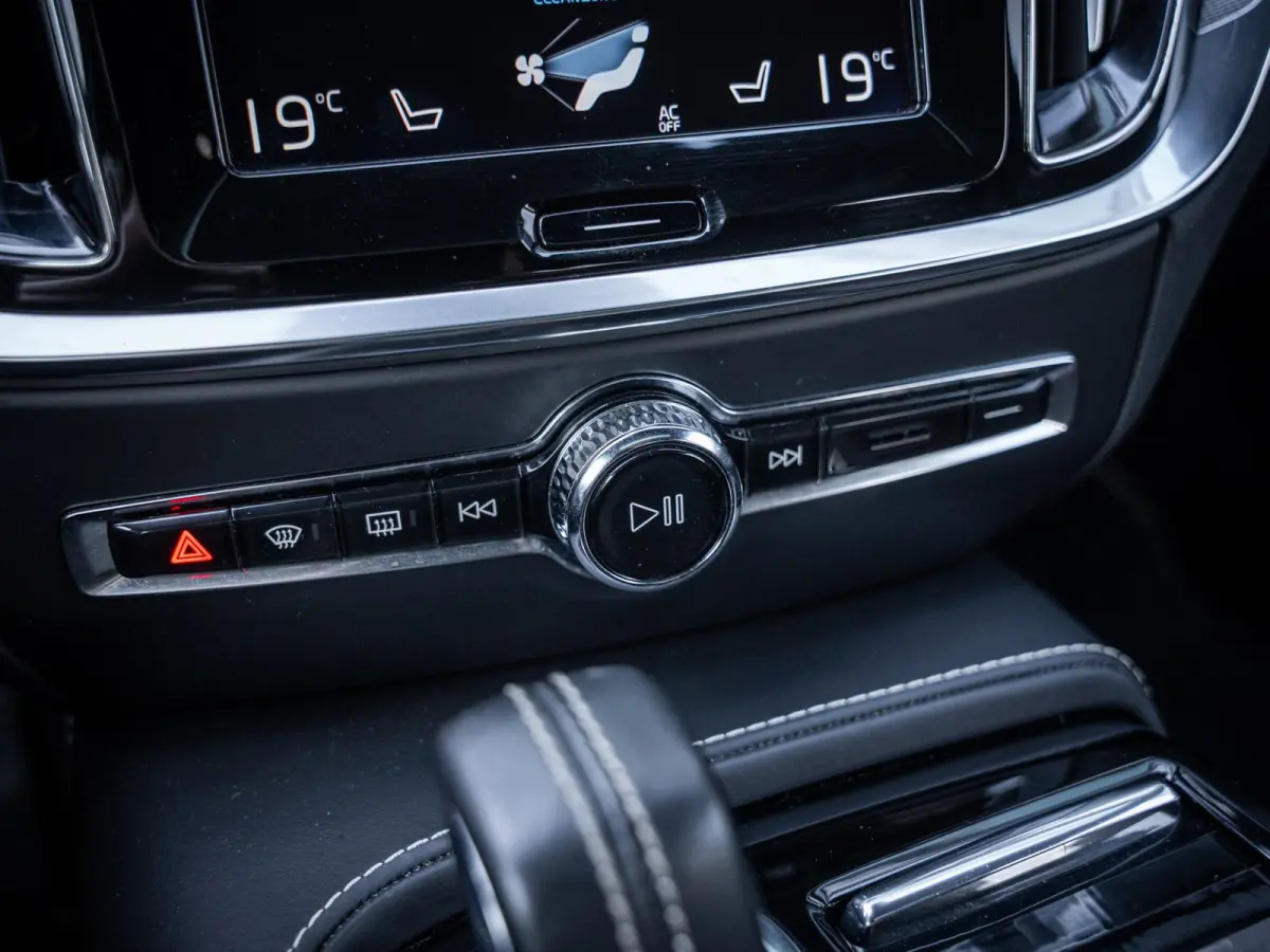 2.0 T8 Recharge AWD R-Design - Pano l ACC l 19'' l 360cam l Memory l HUD