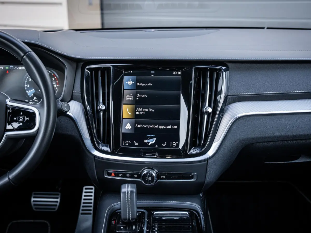 2.0 T8 Recharge AWD R-Design - Pano l ACC l 19'' l 360cam l Memory l HUD