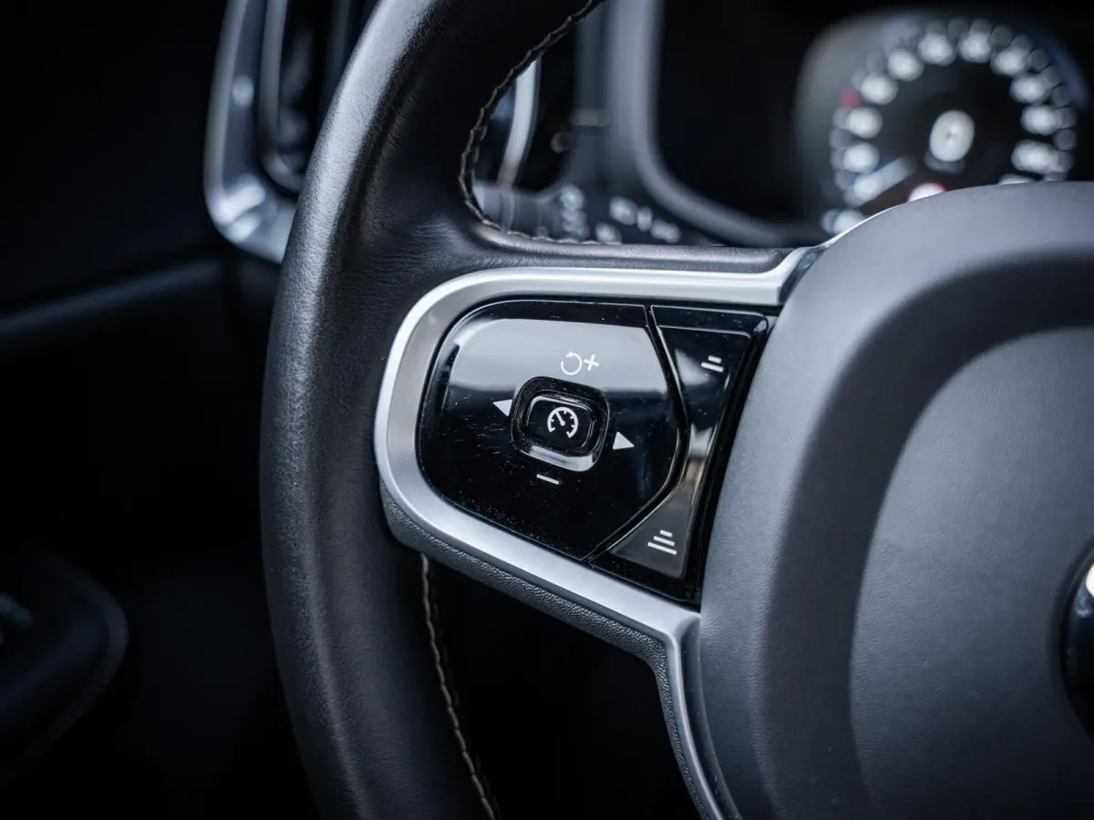 2.0 T8 Recharge AWD R-Design - Pano l ACC l 19'' l 360cam l Memory l HUD
