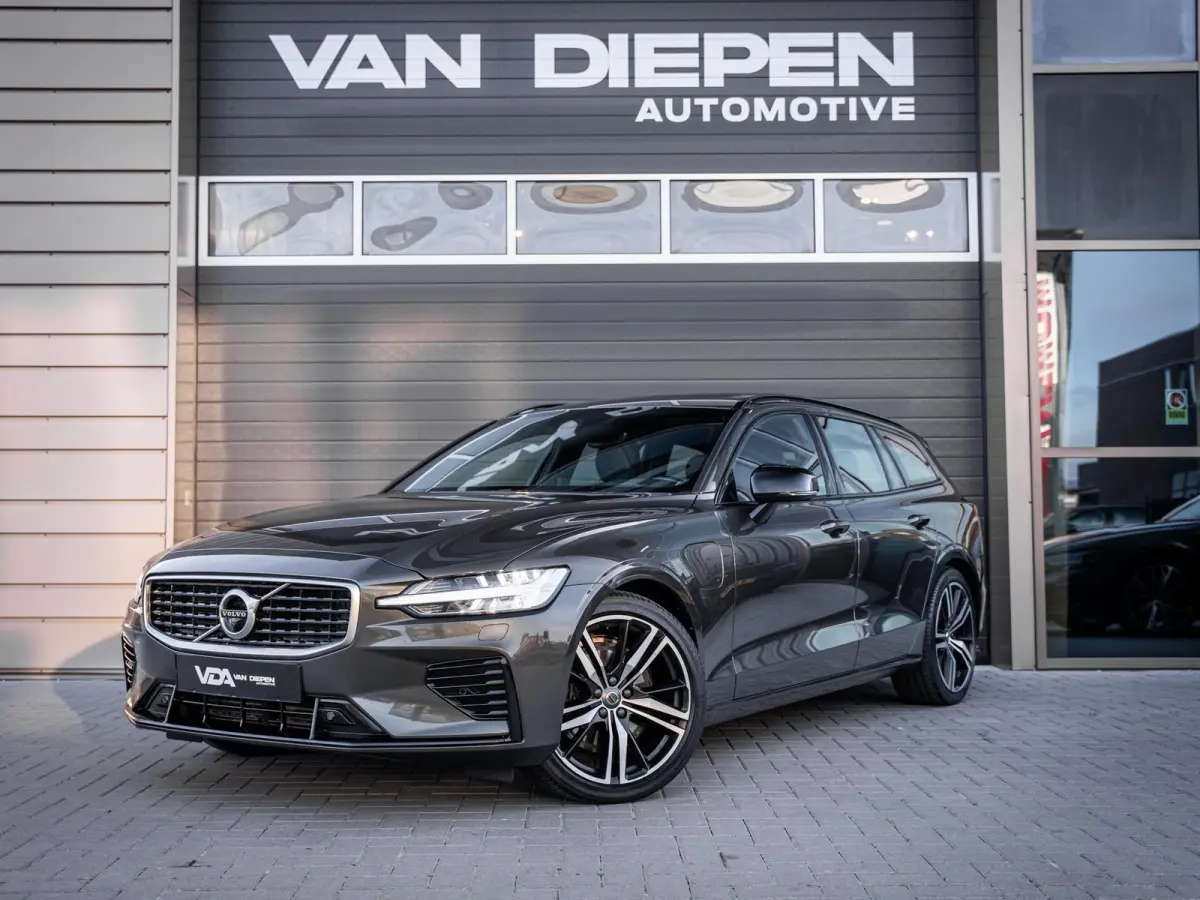 2.0 T8 Recharge AWD R-Design - Pano l ACC l 19'' l 360cam l Memory l HUD