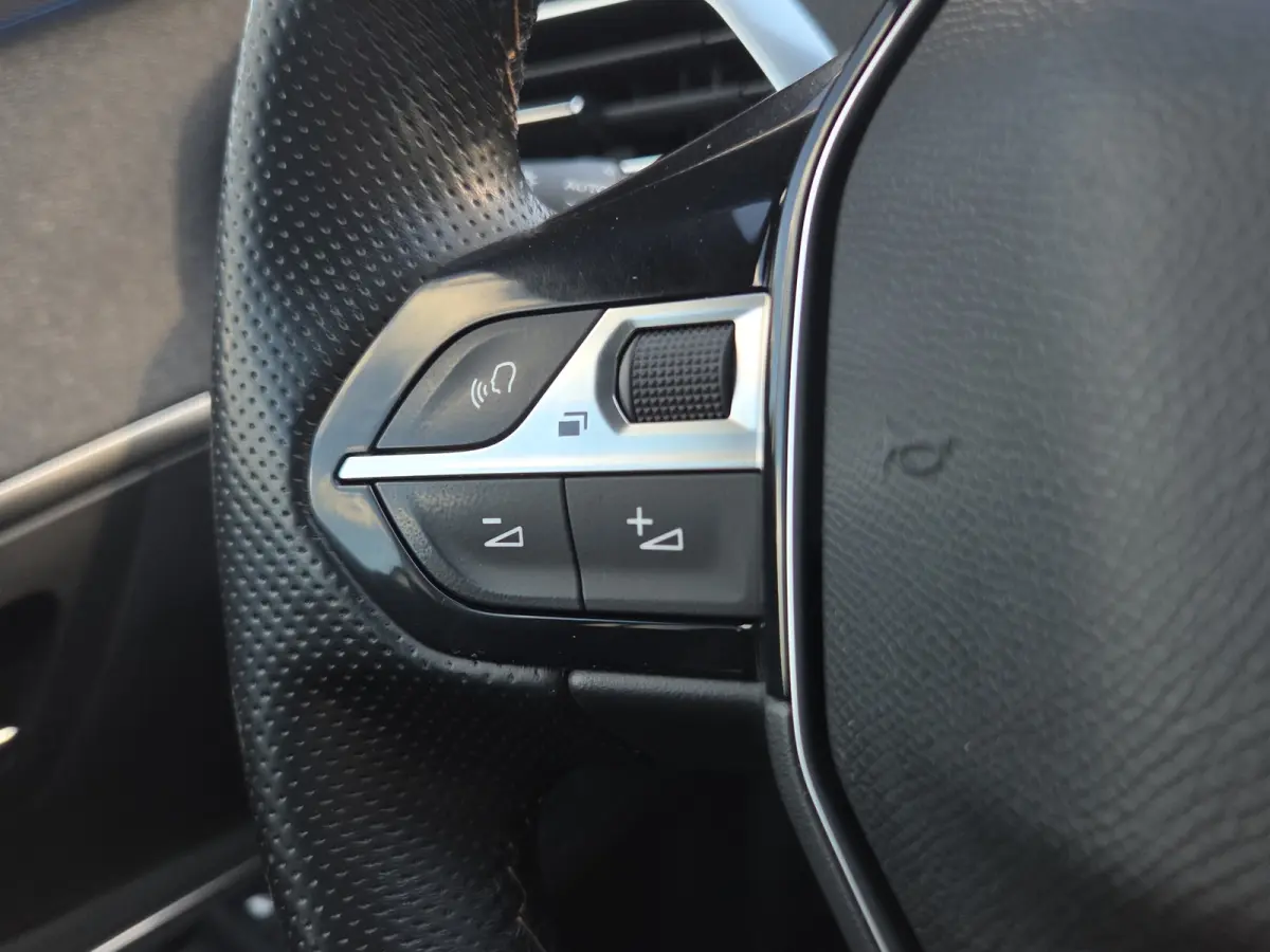 1.2 PureTech GT Line | Trekhaak | Panoramadak |  Keyless | Camera | Elektr. bedienbare achterklep | LED |