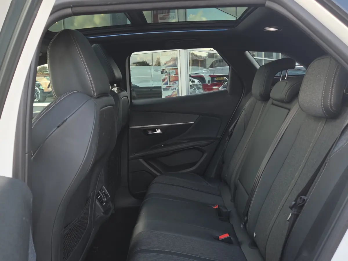 1.2 PureTech GT Line | Trekhaak | Panoramadak |  Keyless | Camera | Elektr. bedienbare achterklep | LED |