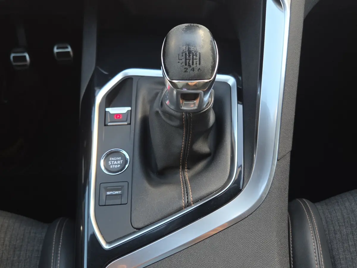 1.2 PureTech GT Line | Trekhaak | Panoramadak |  Keyless | Camera | Elektr. bedienbare achterklep | LED |