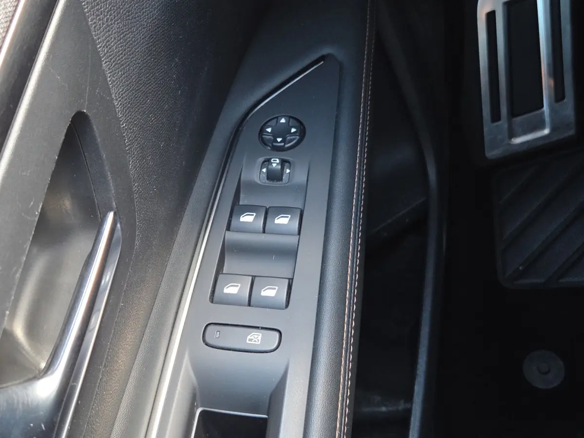 1.2 PureTech GT Line | Trekhaak | Panoramadak |  Keyless | Camera | Elektr. bedienbare achterklep | LED |