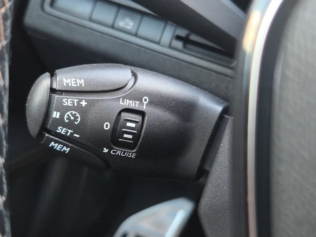 1.2 PureTech GT Line | Trekhaak | Panoramadak |  Keyless | Camera | Elektr. bedienbare achterklep | LED |