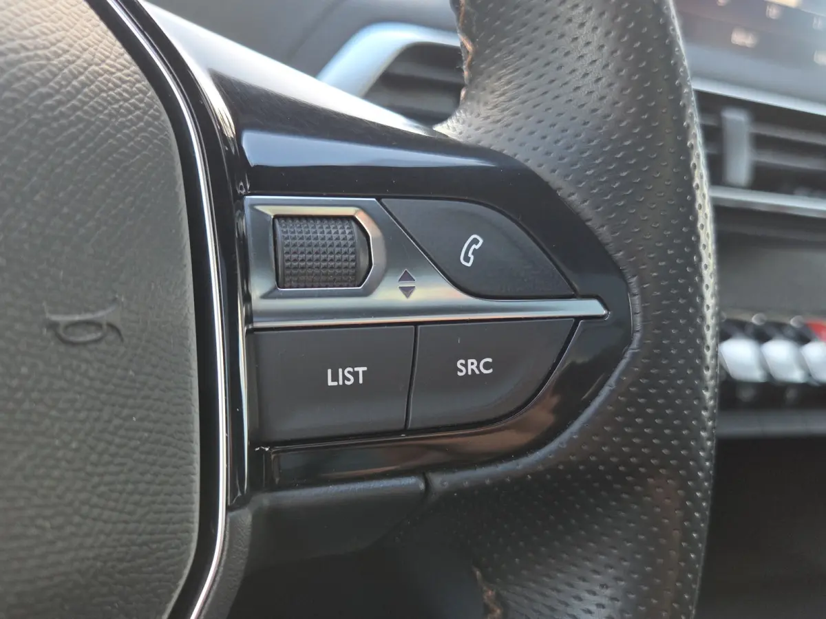 1.2 PureTech GT Line | Trekhaak | Panoramadak |  Keyless | Camera | Elektr. bedienbare achterklep | LED |