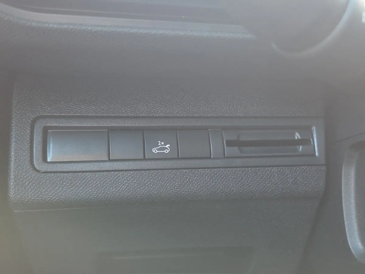 1.2 PureTech GT Line | Trekhaak | Panoramadak |  Keyless | Camera | Elektr. bedienbare achterklep | LED |