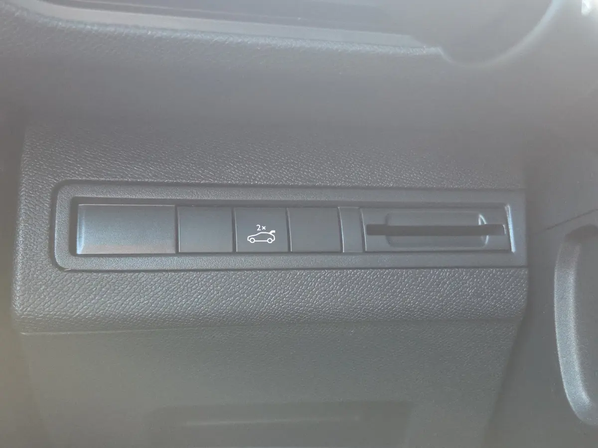 1.2 PureTech GT Line | Trekhaak | Panoramadak |  Keyless | Camera | Elektr. bedienbare achterklep | LED |