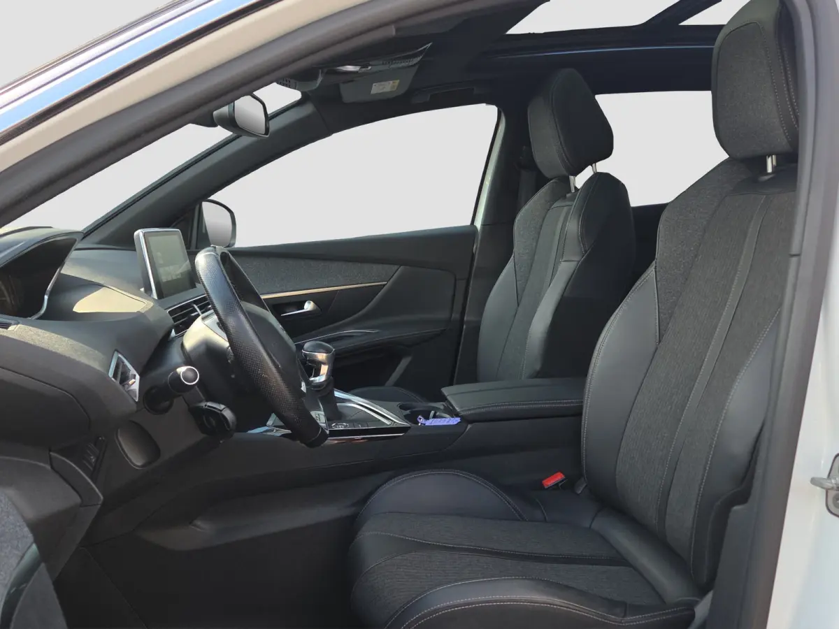 1.2 PureTech GT Line | Trekhaak | Panoramadak |  Keyless | Camera | Elektr. bedienbare achterklep | LED |