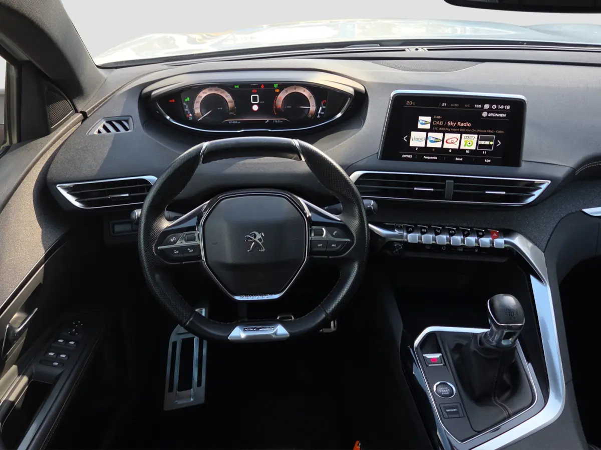 1.2 PureTech GT Line | Trekhaak | Panoramadak |  Keyless | Camera | Elektr. bedienbare achterklep | LED |