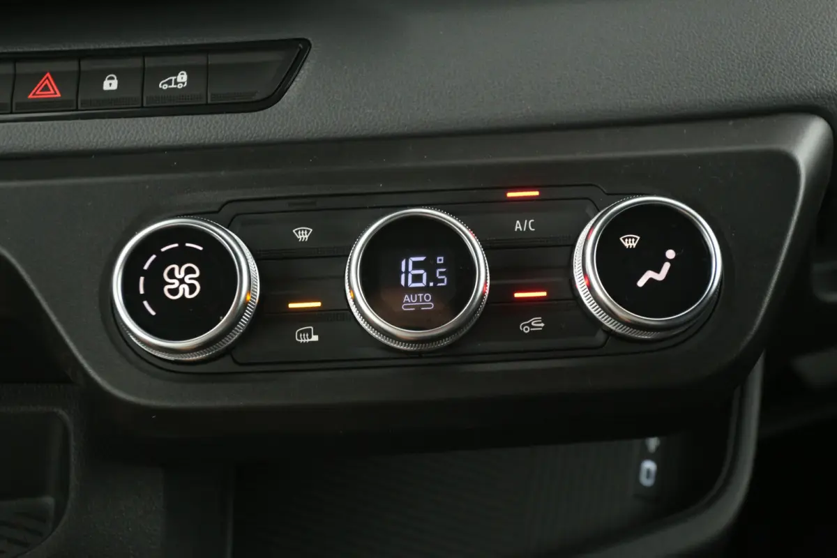 3,5t Long Range 87 kWh L2H2 | NIEUW | Snelladen | SOH 99% | Clima | Carplay | 2500kg Trekgew. | Virtual | Camera | 3 Zits | LED