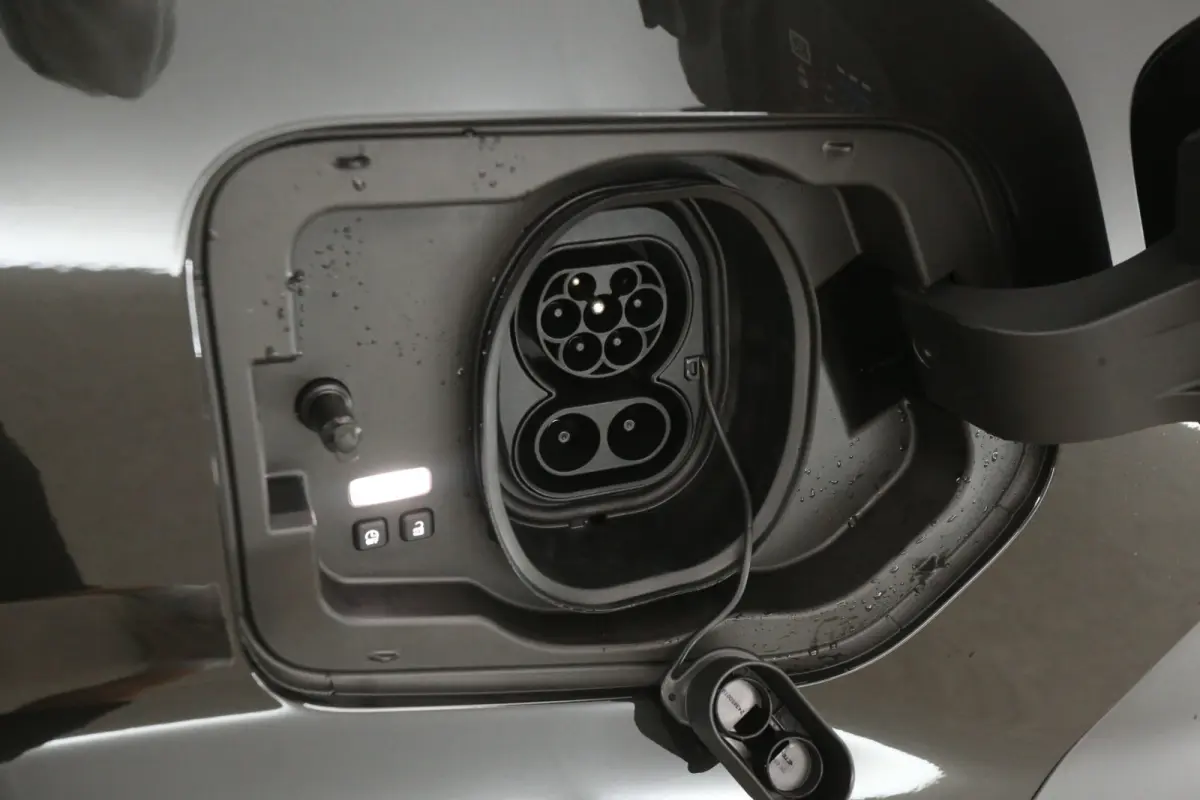 3,5t Long Range 87 kWh L2H2 | NIEUW | Snelladen | SOH 99% | Clima | Carplay | 2500kg Trekgew. | Virtual | Camera | 3 Zits | LED