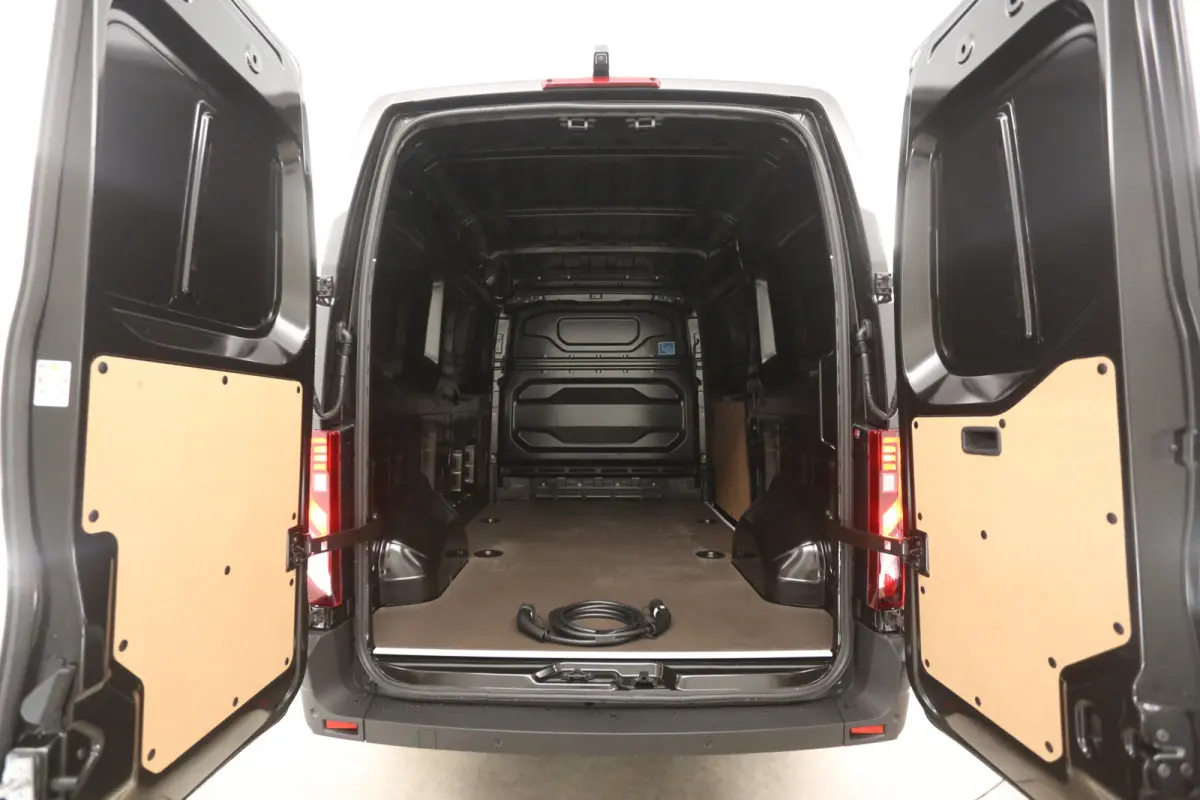 3,5t Long Range 87 kWh L2H2 | NIEUW | Snelladen | SOH 99% | Clima | Carplay | 2500kg Trekgew. | Virtual | Camera | 3 Zits | LED