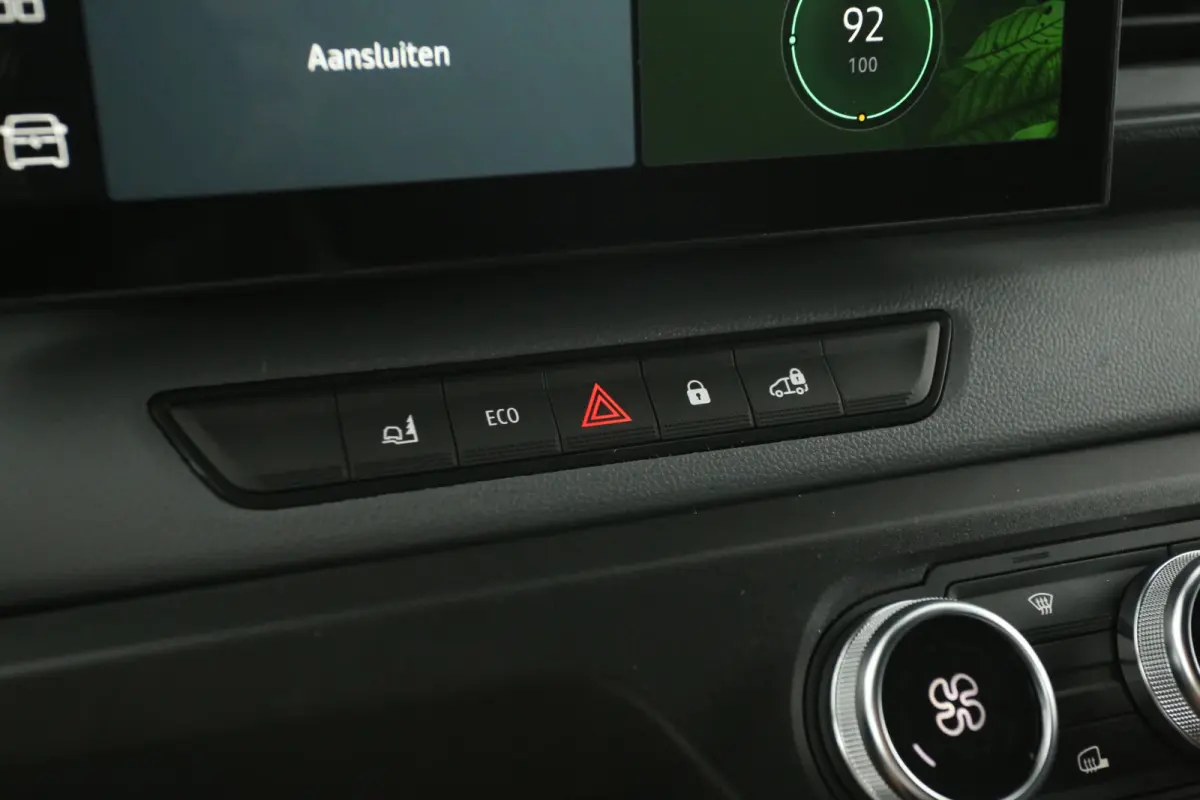3,5t Long Range 87 kWh L2H2 | NIEUW | Snelladen | SOH 99% | Clima | Carplay | 2500kg Trekgew. | Virtual | Camera | 3 Zits | LED
