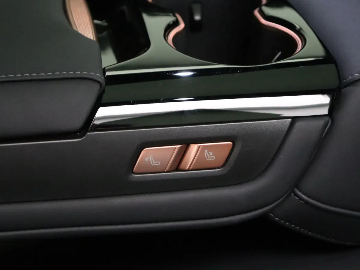 AWD Performance 100 kWh | SOH 97% | | WLPT 590km | Head Up Display | 200kw laadcapaciteit | Alcantara interieur | Memory seats | 2000 kg trekgewicht |