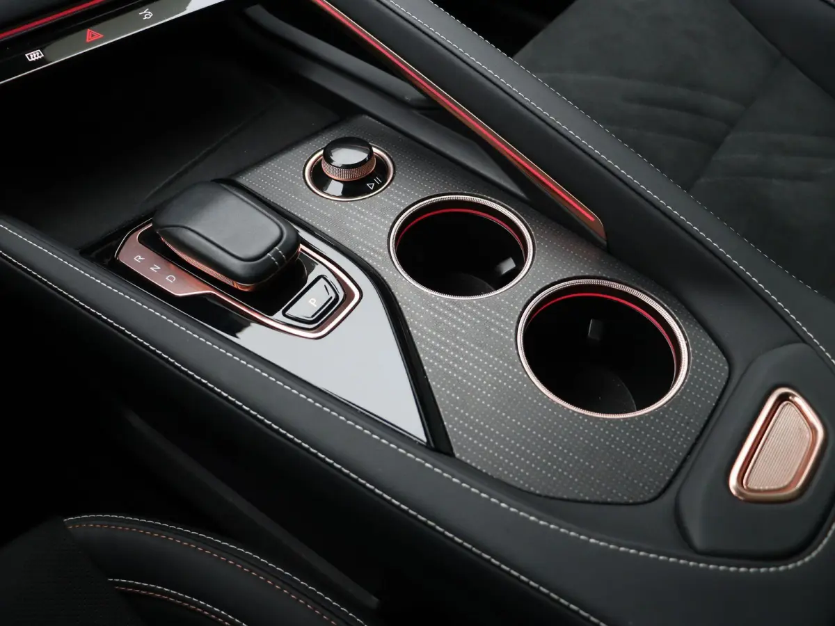 AWD Performance 100 kWh | SOH 97% | | WLPT 590km | Head Up Display | 200kw laadcapaciteit | Alcantara interieur | Memory seats | 2000 kg trekgewicht |