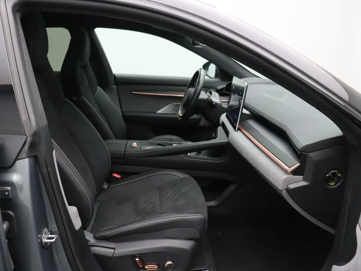AWD Performance 100 kWh | SOH 97% | | WLPT 590km | Head Up Display | 200kw laadcapaciteit | Alcantara interieur | Memory seats | 2000 kg trekgewicht |