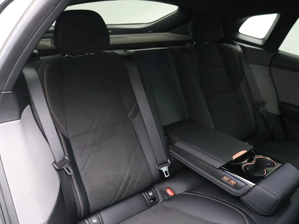 AWD Performance 100 kWh | SOH 97% | | WLPT 590km | Head Up Display | 200kw laadcapaciteit | Alcantara interieur | Memory seats | 2000 kg trekgewicht |
