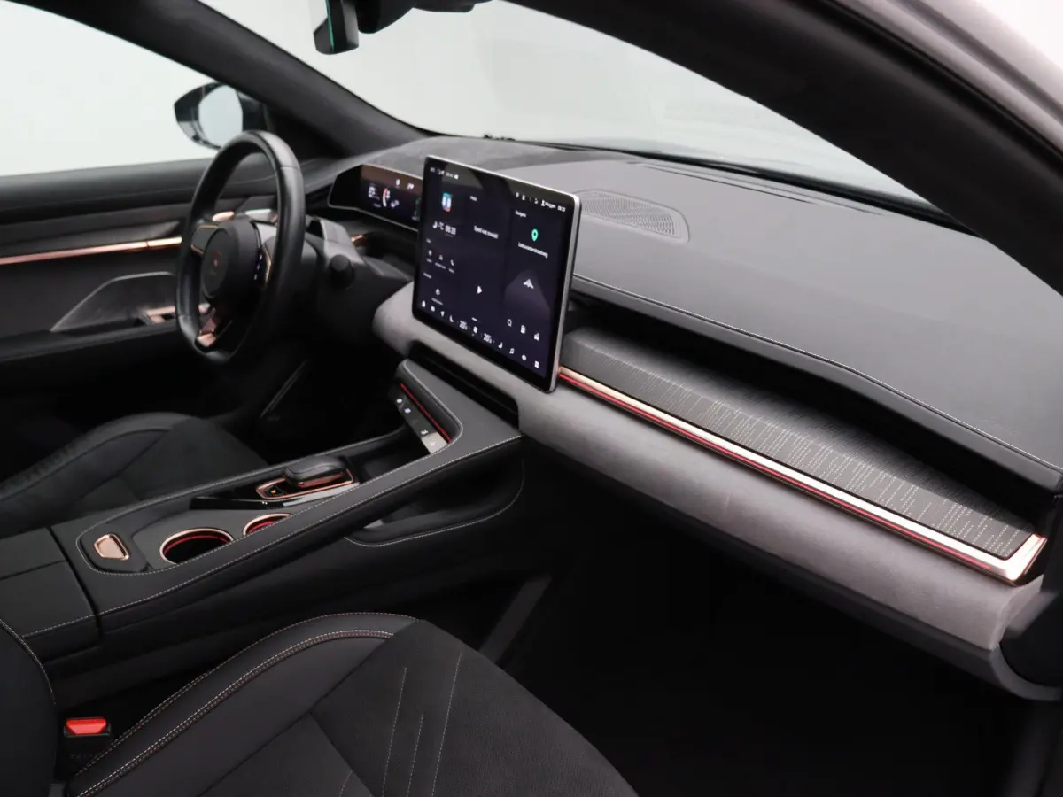AWD Performance 100 kWh | SOH 97% | | WLPT 590km | Head Up Display | 200kw laadcapaciteit | Alcantara interieur | Memory seats | 2000 kg trekgewicht |